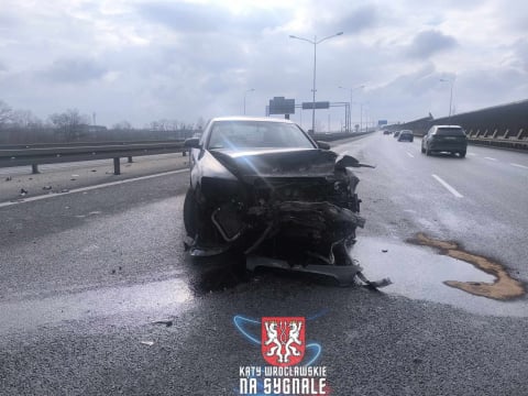 Wypadł z trasy, rozbił auto i zniszczył barierki. Groźne zdarzenie na AOW [ZDJĘCIA] - 5