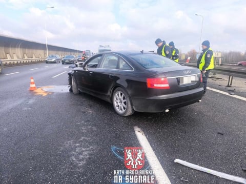 Wypadł z trasy, rozbił auto i zniszczył barierki. Groźne zdarzenie na AOW [ZDJĘCIA] - 6