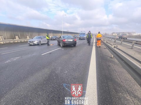 Wypadł z trasy, rozbił auto i zniszczył barierki. Groźne zdarzenie na AOW [ZDJĘCIA] - 8