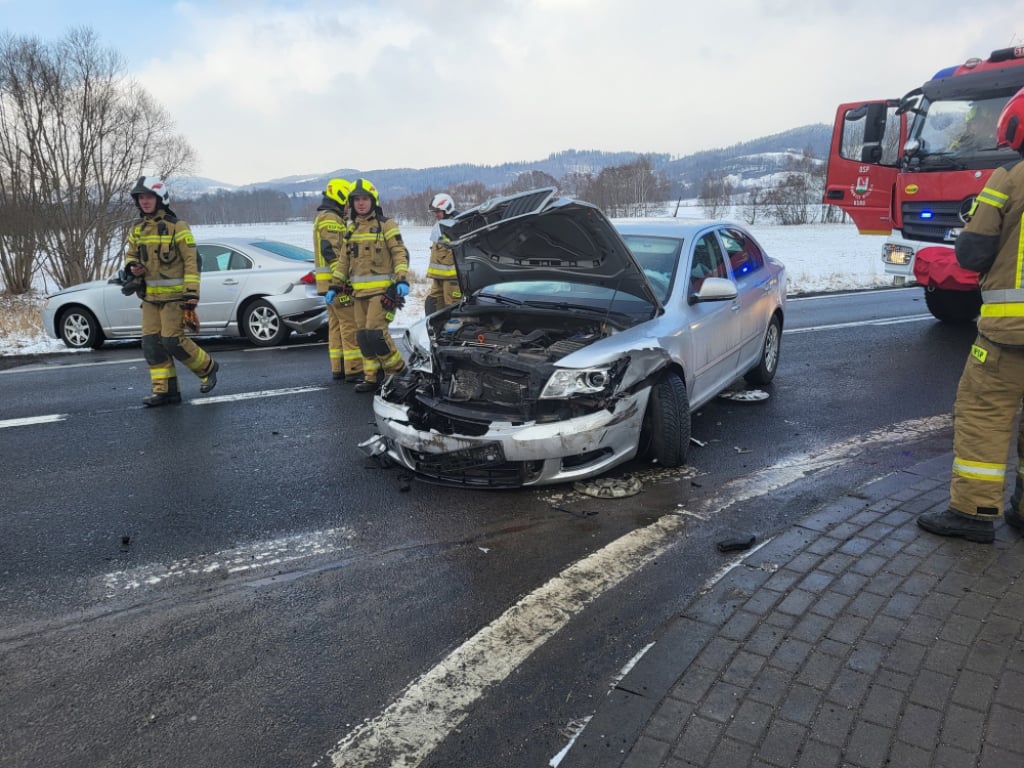 Cztery samochody zderzyły się pod Jelenią Górą. Droga krajowa zablokowana [AKTUALIZACJA] - Wypadek w Radomierzu. Fot. Komenda Miejska Policji w Jeleniej Górze (Facebook)