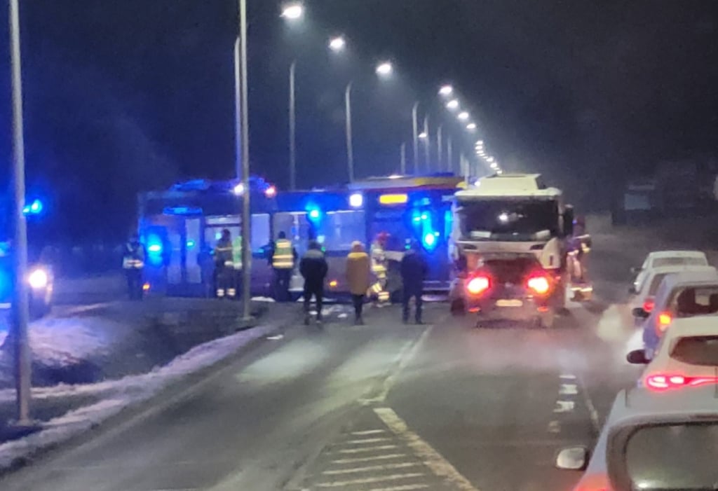 Wypadek z udziałem autobusu MPK we Wrocławiu. Kierowca zabrany do szpitala - Wypadek na ulicy Kowalskiej we Wrocławiu. Fot. Jarek Długosz (Facebook)