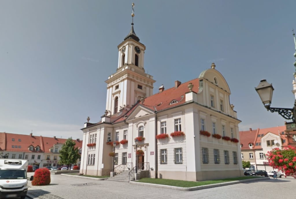 Świebodzice wprowadzają 7-godzinny dzień pracy. Pensje pozostaną bez zmian! - Urząd Miasta w Świebodzicach wprowadza 7-godzinny tydzień pracy. Fot. Google Street View