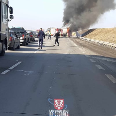 Ciężarówki płoną na A4 pod Wrocławiem! Trasa jest zablokowana [ZDJĘCIA, WIDEO] - 1