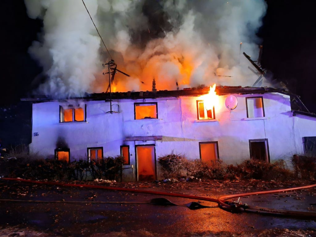 Poważny pożar w Rząśniku pod Złotoryją. Spłonął cały budynek jednorodzinny - Pożar domu jednorodzinnego w Rząśniku. Fot. Komenda Powiatowa Państwowej Straży Pożarnej w Złotoryi