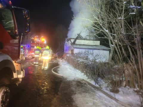 Poważny pożar w Rząśniku pod Złotoryją. Spłonął cały budynek jednorodzinny - 0