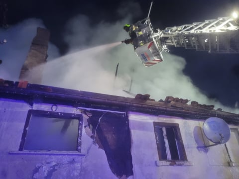 Poważny pożar w Rząśniku pod Złotoryją. Spłonął cały budynek jednorodzinny - 1