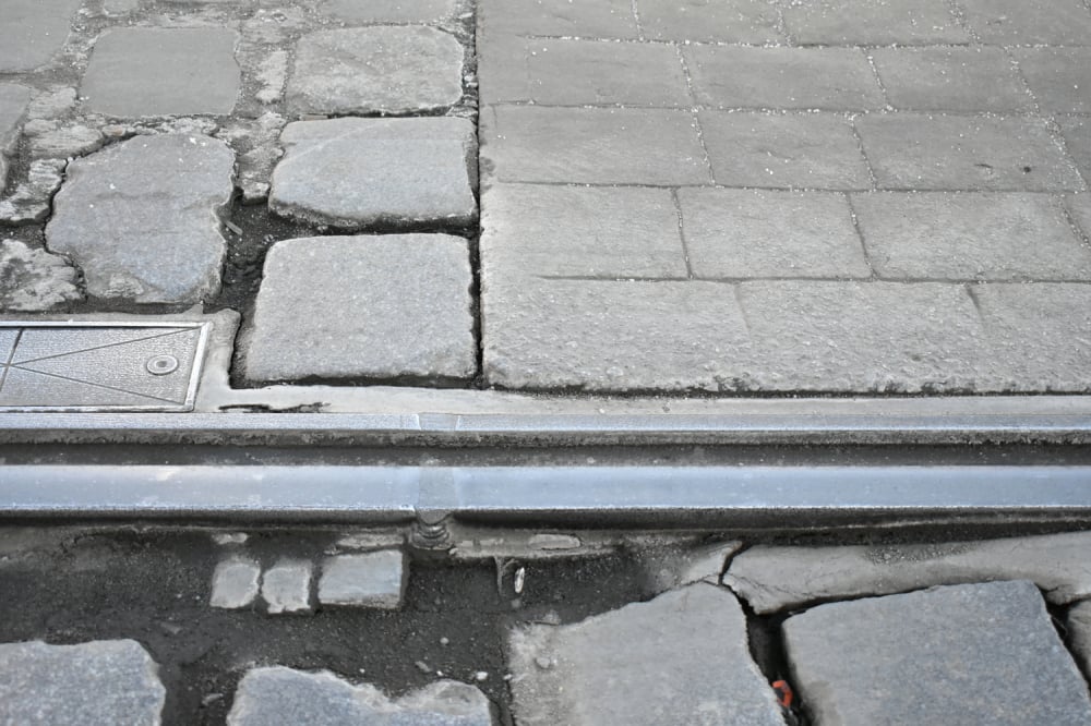 Beton "udaje" kostkę brukową na Szczytnickiej. To nie jedyne takie miejsce we Wrocławiu - Porównanie "tradycyjnej" kostki brukowej i imitującego ją betonu. Fot. Mirosława Kuczkowska