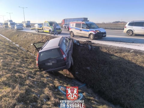 Samochód w rowie na A4, ogromny korek na AOW. Gorące popołudnie na drogach - 5