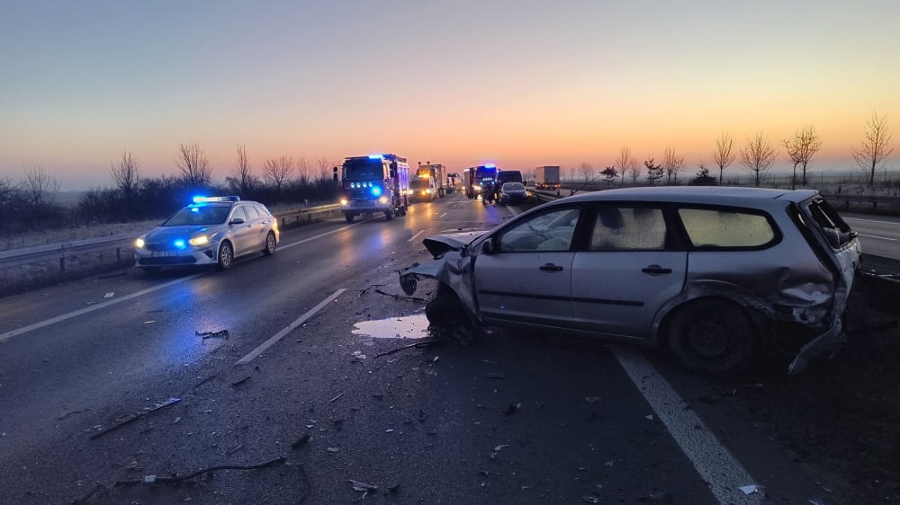 Zderzenie sześciu samochodów osobowych na S8 w kierunku Wrocławia! Poszkodowane w wypadku było dziecko - Do kolizji z udziałem sześciu samochodów osobowych doszło w czwartek, 20 lutego. Fot: B. Bober - Komenda Powiatowa Państwowej Straży Pożarnej w Oleśnicy