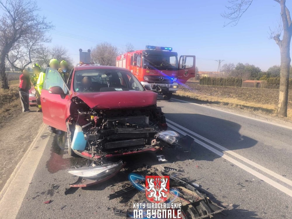 Wypadek trzech samochodów na DK 8 w Kobierzycach! Jedna osoba została poszkodowana [ZDJĘCIA] - Do wypadku doszło na DK 8 w Kobierzycach. Fot: Kąty Wrocławskie na sygnale (Paweł Bielawski-Pomoc Drogowa) 