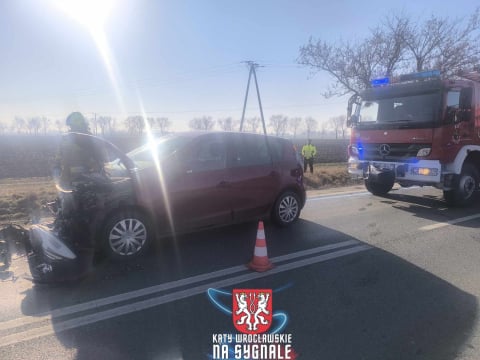 Wypadek trzech samochodów na DK 8 w Kobierzycach! Jedna osoba została poszkodowana [ZDJĘCIA] - 0