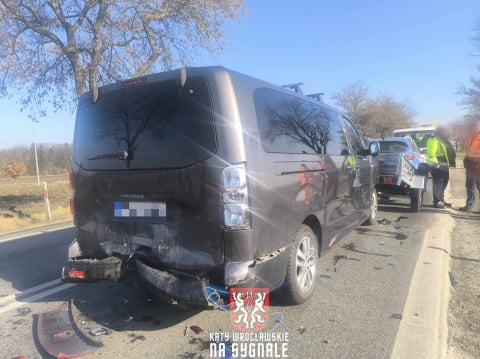 Wypadek trzech samochodów na DK 8 w Kobierzycach! Jedna osoba została poszkodowana [ZDJĘCIA] - 2