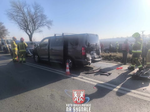 Wypadek trzech samochodów na DK 8 w Kobierzycach! Jedna osoba została poszkodowana [ZDJĘCIA] - 7