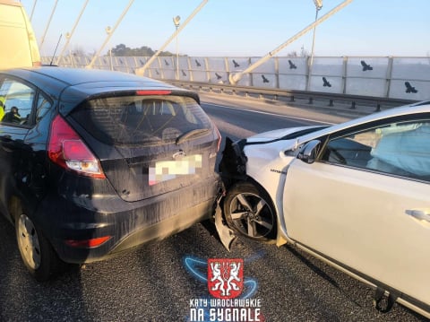 Karambol na Moście Rędzińskim. Zderzenie sześciu pojazdów, korek ma kilka kilometrów [ZDJĘCIA] - 7