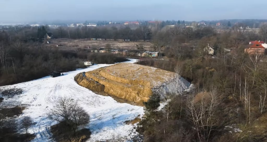 Kluczowy magazyn dla bezpieczeństwa miasta. Gdzie jest piasek, którym zabezpieczano Wrocław przed powodzią? - Pryzma o objętości blisko 35 tys. m³ jest ważnym elementem dla bezpieczeństwa miasta. Fot: Wrocławskie Inwestycje