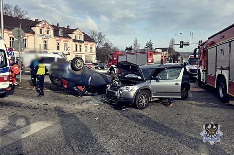 Dachowanie samochodu w centrum Wałbrzycha. Strażacy musieli uwalniać pasażerów z pojazdu [ZDJĘCIA] - 3