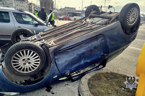 Dachowanie samochodu w centrum Wałbrzycha. Strażacy musieli uwalniać pasażerów z pojazdu [ZDJĘCIA] - 4