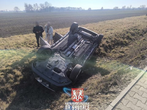 Samochód osobowy dachował na DK8 w Wierzbicach - 0