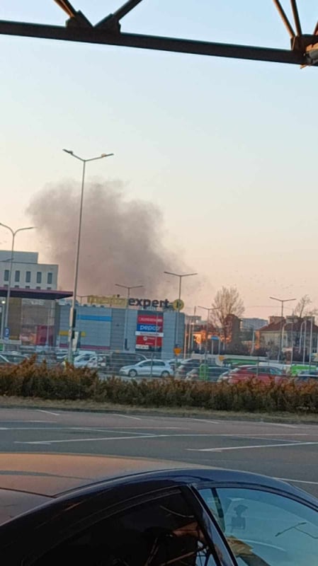 Pożar przy ul. Traugutta we Wrocławiu. Ogień zbliżył się do budynku - Kłębny dymu nad Wrocławiem. Fot Kąty Wrocławskie na Sygnale