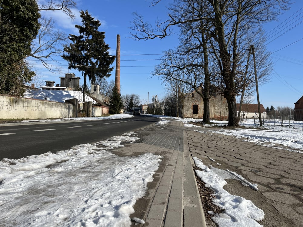 Mieszkańcy Witoszyc są zadowoleni z wyremontowanej drogi powiatowej. Jest spokojniej i bezpieczniej - Po wyremontowaniu drogi powiatowej przebiegającej przez Witoszyce, mieszkańcy są bezpieczniejsi. Fot: Beata Makowska/Radio Wrocław