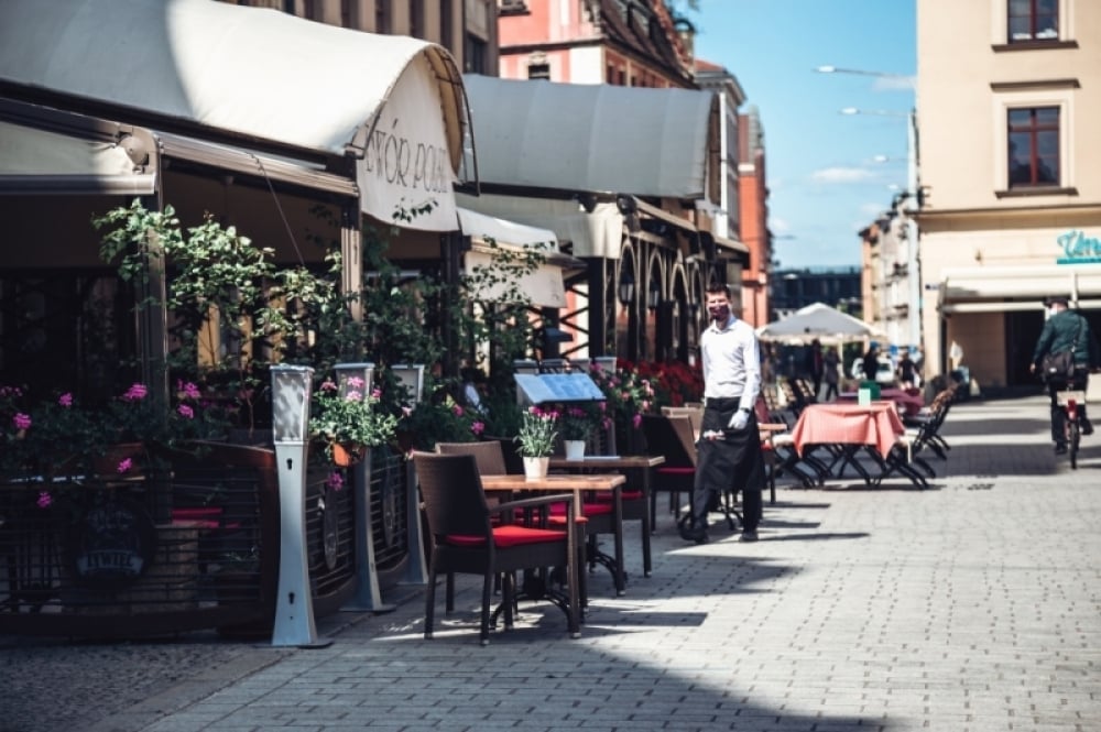 We Wrocławiu rozstawiają się pierwsze ogródki przy restauracjach. Będą działały do połowy listopada - We Wrocławiu ogródki gastronomiczne mogą działąć od 1 lutego do 14 listopada. Fot: Radio Wrocław