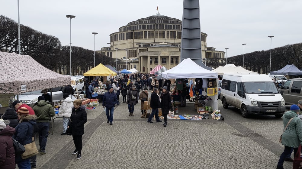 Setki chętnych na targu staroci przy Hali Stulecia. Niebawem będzie kolejna okazja do zakupów - Giełda Staroci przy wrocławskiej Hali Stulecia ma długą historię. Fot: Piotr Kaźmierczak/ Radio Wrocław