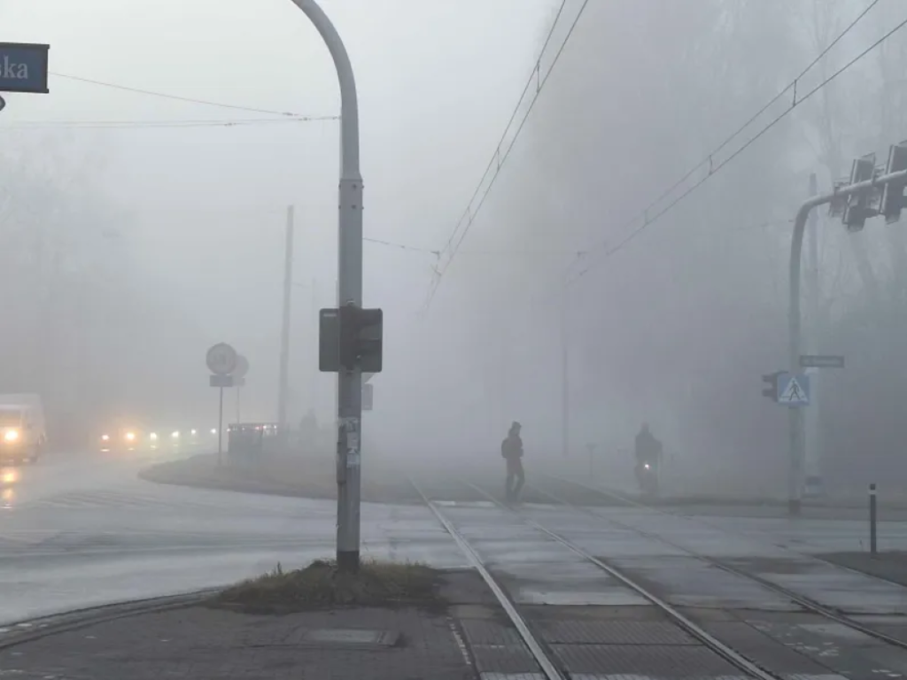 Gęsta mgła we Wrocławiu. Widoczność na drogach jest mocno ograniczona - Gęsta mgła we Wrocławiu. Fot. RW