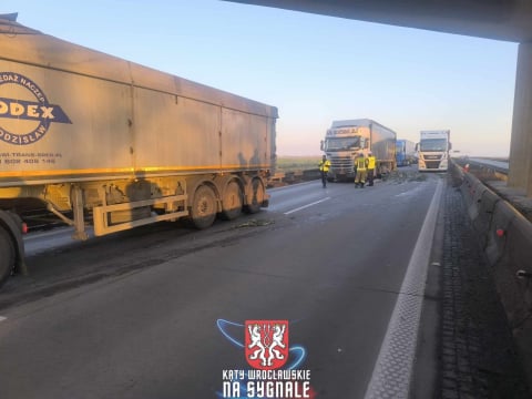 Zderzenie dwóch ciężarówek na A4. Z jednej wylała się transportowana substancja, czuć odrażający zapach - 3