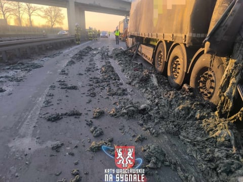 Zderzenie dwóch ciężarówek na A4. Z jednej wylała się transportowana substancja, czuć odrażający zapach - 5