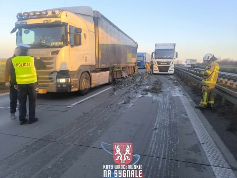 Zderzenie dwóch ciężarówek na A4. Z jednej wylała się transportowana substancja, czuć odrażający zapach - 6