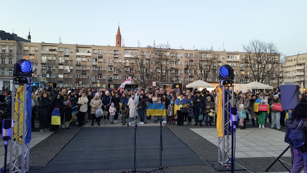 Trzy lata po rozpoczęciu zbrojnej napaści na Ukrainę. We Wrocławiu odbył się wiec narodowy - Kilkaset osób spotkało się na placu Nowy Targ we Wrocławiu. Fot: Piotr Kaźmierczak/ Radio Wrocław