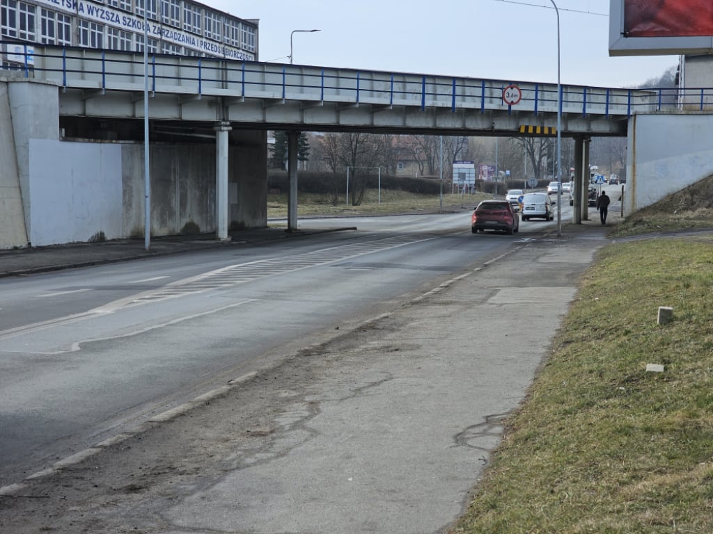 Wałbrzych: Ulica Wrocławska idzie do remontu. Planowane jest obniżenie drogi - Ten fragment ulicy Wrocławskiej w Wałbrzychu zostanie obniżony. Fot. Bartosz Szarafin