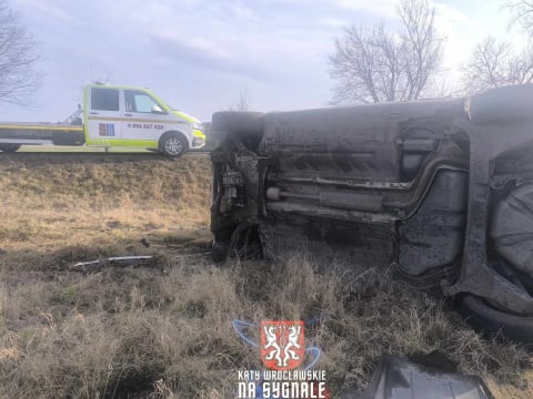 Dachowanie samochodu na DK 8 pod Kobierzycami. Na miejscu lądowało Lotnicze Pogotowie Ratunkowe - 0