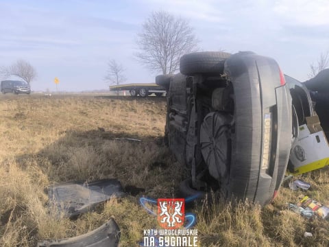 Dachowanie samochodu na DK 8 pod Kobierzycami. Na miejscu lądowało Lotnicze Pogotowie Ratunkowe - 1