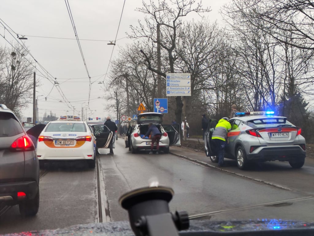 Wypadek na Krakowskiej, zepsuty samochód na Moście Grunwaldzkim. Duże utrudnienia dla pasażerów MPK [AKTUALIZACJA] - Zderzenie na ulicy Krakowskiej. Fot. Wojciech Panek (Facebook)