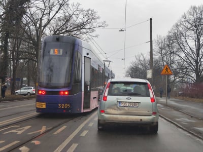 Wypadek na Krakowskiej, zepsuty samochód na Moście Grunwaldzkim. Duże utrudnienia dla pasażerów MPK [AKTUALIZACJA] - 0