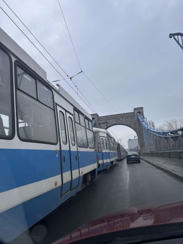 Wypadek na Krakowskiej, zepsuty samochód na Moście Grunwaldzkim. Duże utrudnienia dla pasażerów MPK [AKTUALIZACJA] - 1