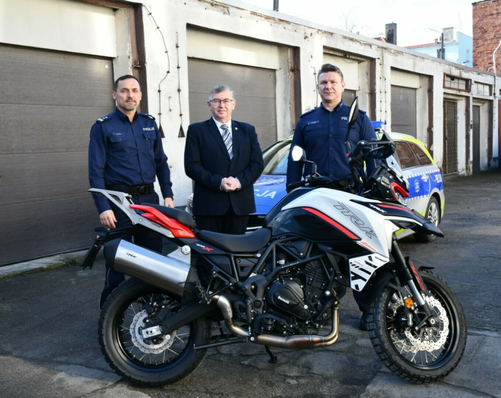 Nowy sprzęt dla policjantów z Góry. Mają taki pojazd jako jedyni na Dolnym Śląsku - Policjanci z Góry zyskali nowy motocykl terenowy. Fot. Urząd Miasta i Gminy w Górze