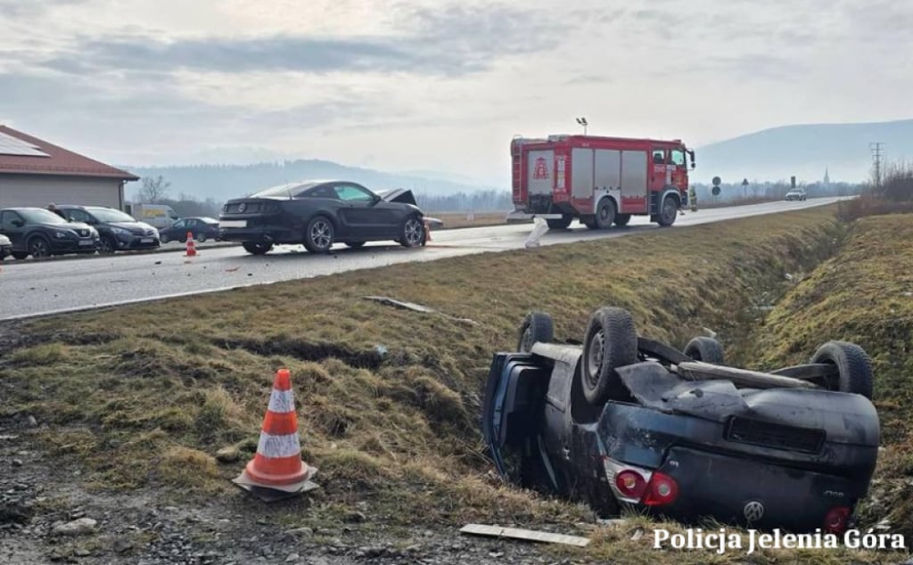 Samochód dachował po zderzeniu pod Jelenią Górą. Kierowca trafił do szpitala - Wypadek w Łomnicy pod Jelenią Górą. Fot. Komenda Miejska Policji w Jeleniej Górze (Facebook)