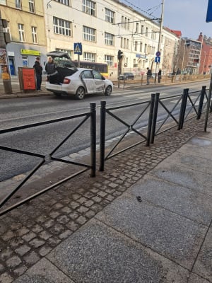 Zderzenie w centrum Wrocławia. Rozbita taksówka, tramwaje jadą objazdami - 1