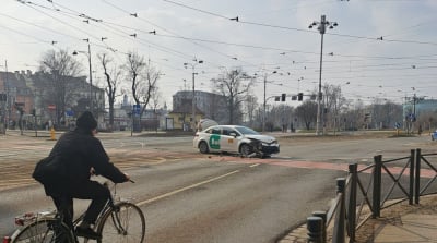 Zderzenie w centrum Wrocławia. Rozbita taksówka, tramwaje jadą objazdami