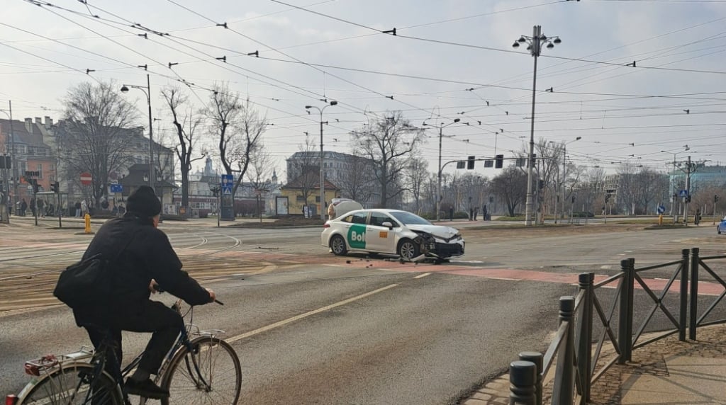 Zderzenie w centrum Wrocławia. Rozbita taksówka, tramwaje jadą objazdami - Zderzenie na placu Bema. Fot. Zuzanna Kłapeć (Facebook)