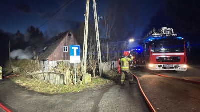 Pożar budynku mieszkalnego na Dolnym Śląsku. Jedna osoba trafiła do szpitala [ZDJĘCIA] - 0