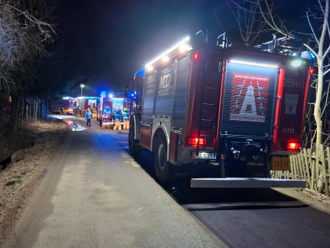 Pożar budynku mieszkalnego na Dolnym Śląsku. Jedna osoba trafiła do szpitala [ZDJĘCIA] - 2