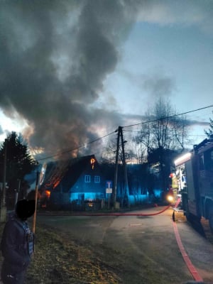 Pożar budynku mieszkalnego na Dolnym Śląsku. Jedna osoba trafiła do szpitala [ZDJĘCIA] - 3