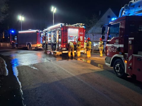 Pożar budynku mieszkalnego na Dolnym Śląsku. Jedna osoba trafiła do szpitala [ZDJĘCIA] - 4