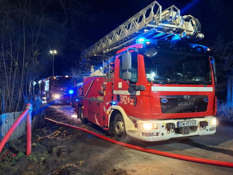 Pożar budynku mieszkalnego na Dolnym Śląsku. Jedna osoba trafiła do szpitala [ZDJĘCIA] - 5