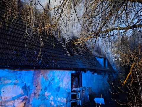 Pożar budynku mieszkalnego na Dolnym Śląsku. Jedna osoba trafiła do szpitala [ZDJĘCIA] - 6