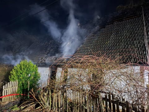 Pożar budynku mieszkalnego na Dolnym Śląsku. Jedna osoba trafiła do szpitala [ZDJĘCIA] - 7