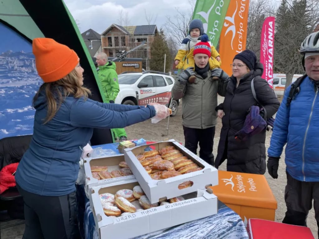 Rozdaliśmy setki pączków! Tłusty czwartek z Radiem Wrocław i Miastem Szklarska Poręba [ZDJĘCIA] - Rozdaliśmy pączki w Szklarskiej Porębie! Fot. Jakub Thauer